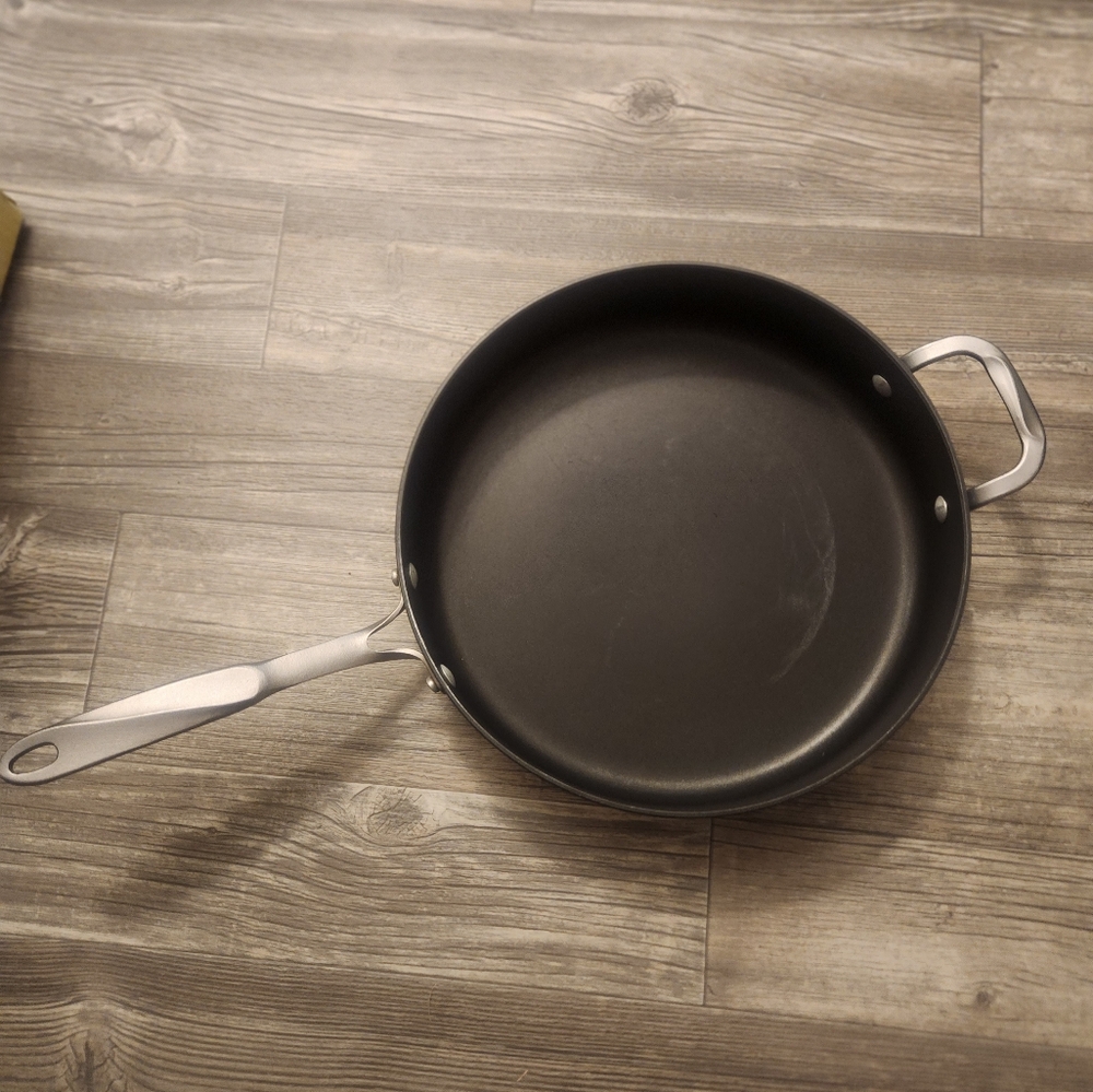 Calphalon 10" Saute Pan with its lid